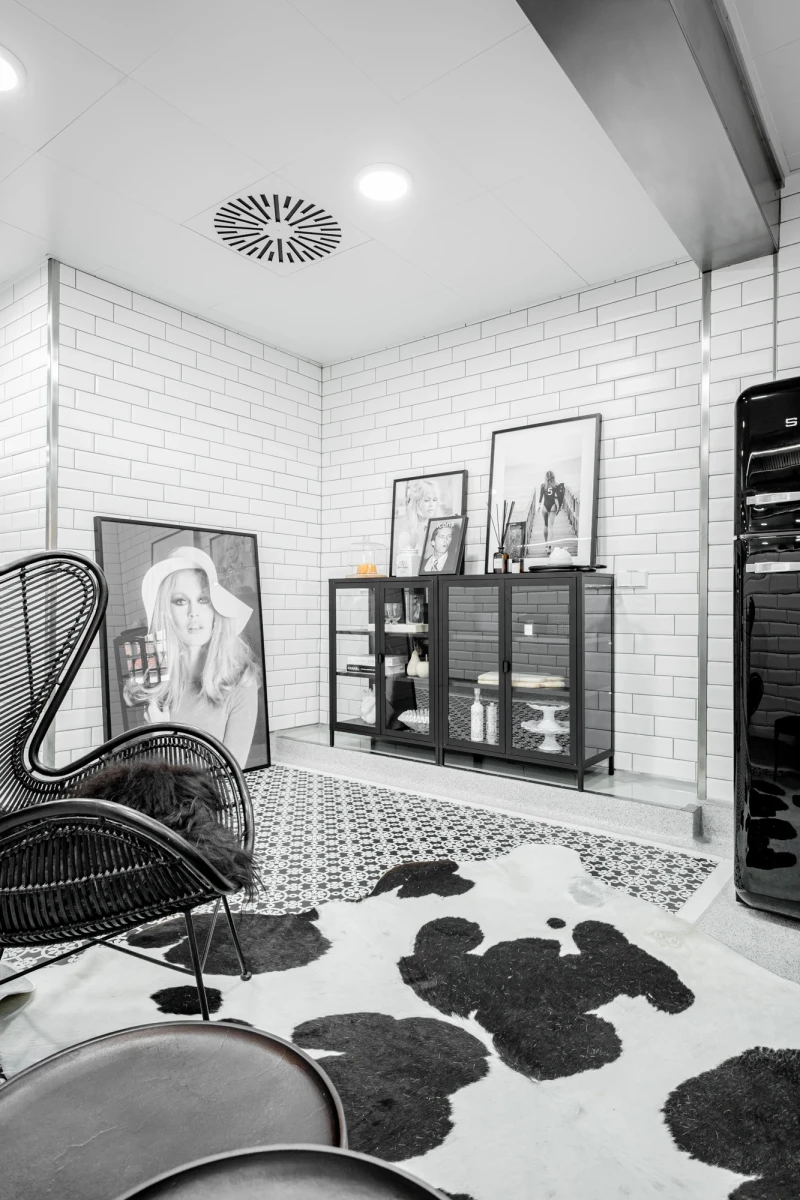 Moderne Lounge in Eventk&uuml;che mit stilvollen M&ouml;beln und dekorativen Elementen im Hotel.