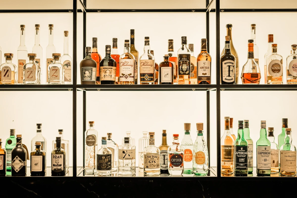 Vielf&auml;ltige Spirituosenauswahl im der Bar im Hotel Riesengebirge.