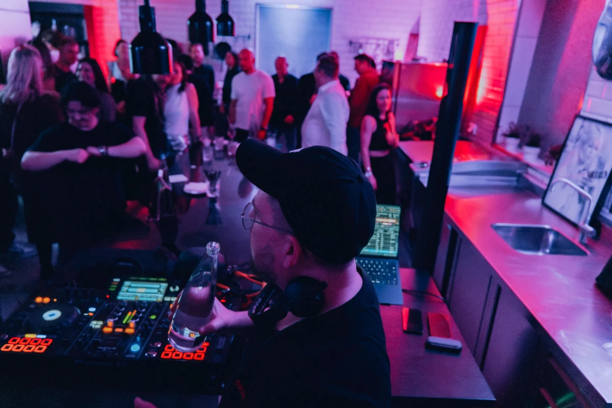 DJ spielt Musik auf einer lebhaften Party in der Eventk&uuml;che im Hotel Riesengebirge.