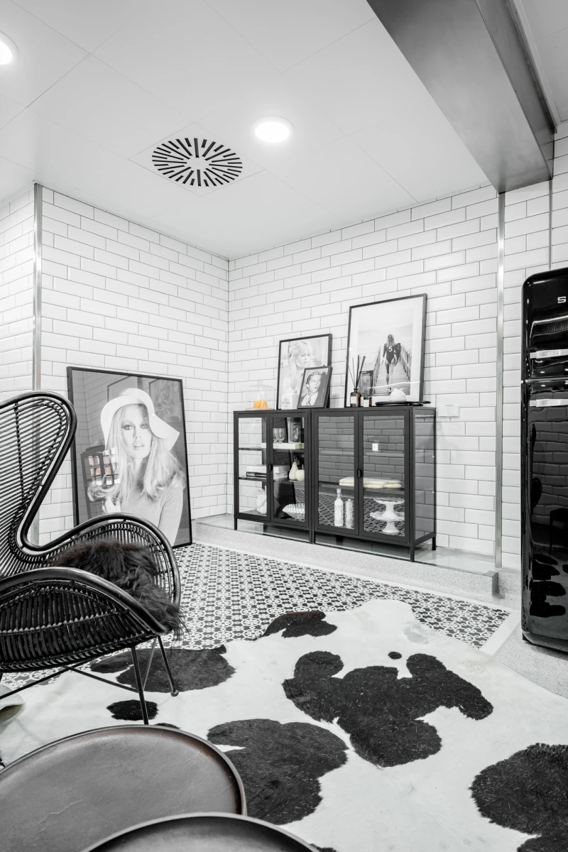 Moderne Lounge mit stilvollen M&ouml;beln und kreativen Dekorationselementen in Eventk&uuml;che.