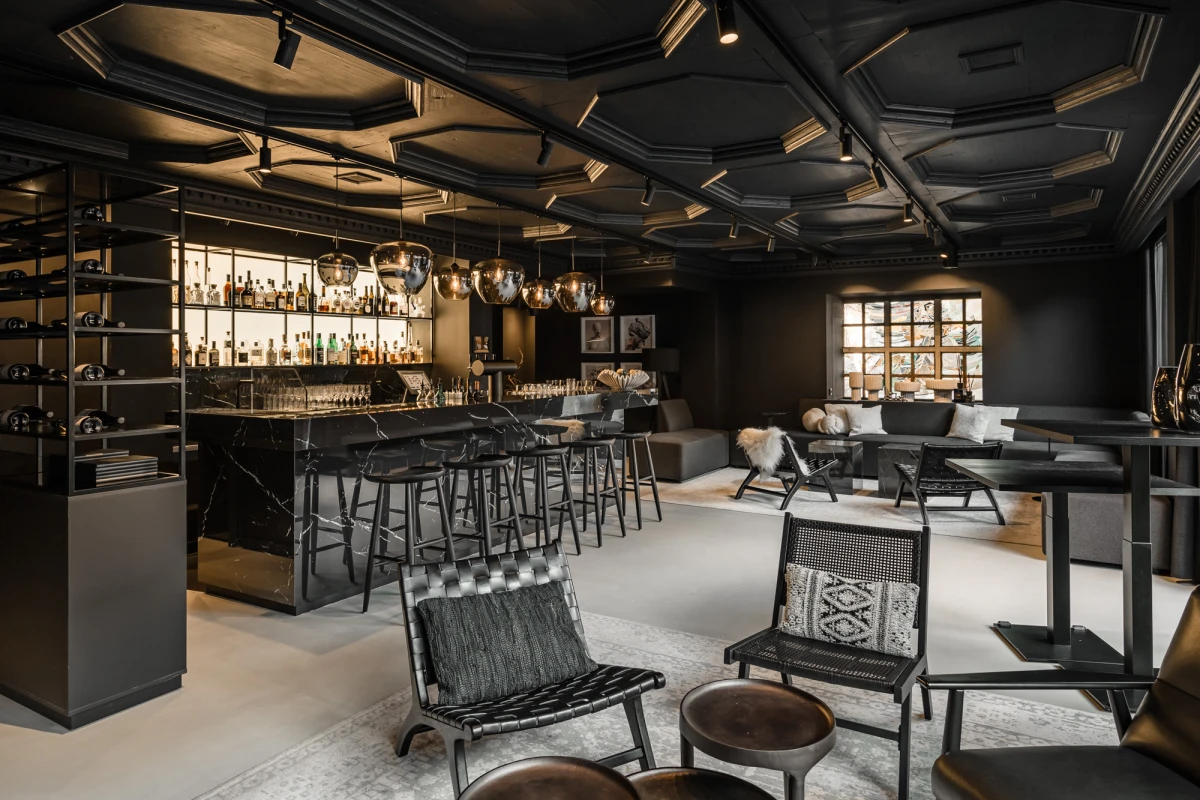 Moderne Hotelbar im Hotel Riesengebirge mit stilvollem Interieur und Beleuchtung.