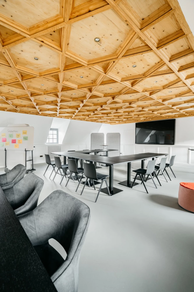 Moderner Konferenzraum Peter Baude im Hotel Riesengebirge mit stilvollem Holzdekor.