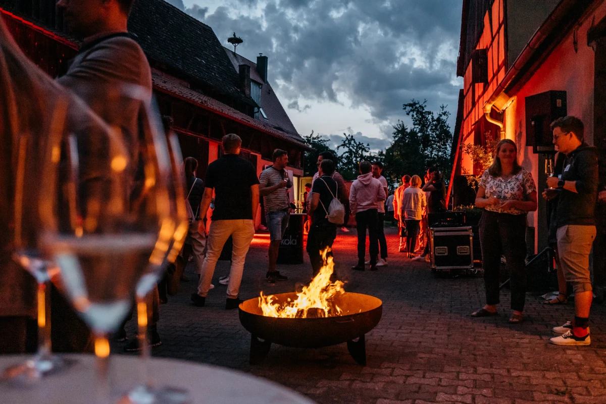 Abendveranstaltung am Gutshof Neun mit Feuerschale und G&auml;sten.